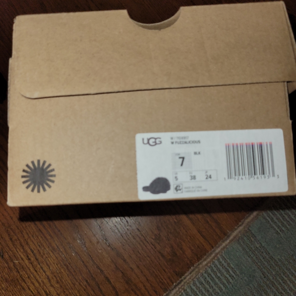 Euc Ugg Fuzzy Slides size 7 with Box